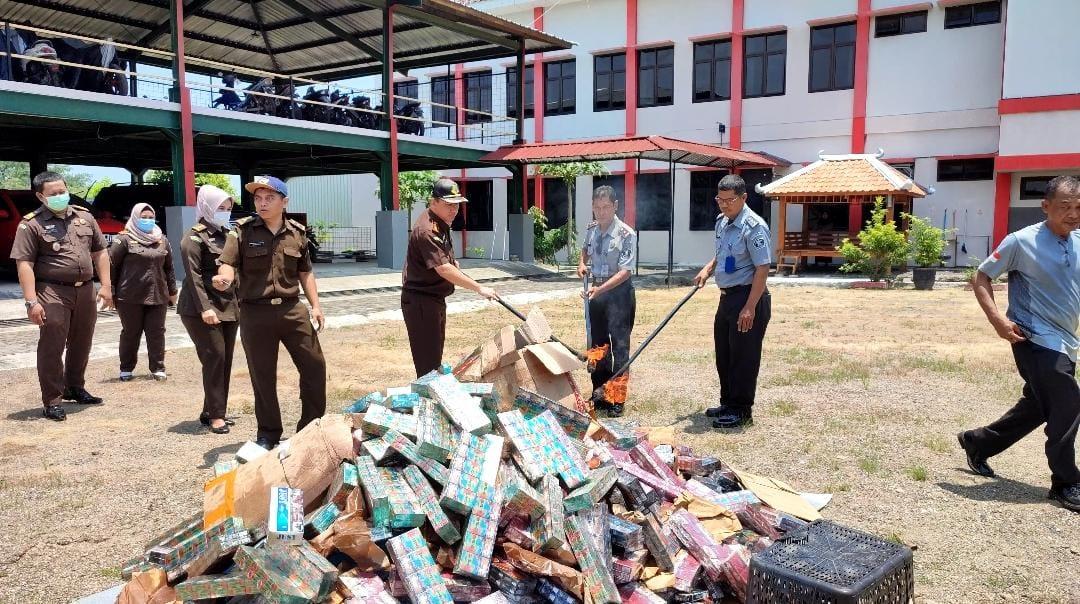 Pihak Kejari Kota Semarang musnahkan rokok ilegal. (baihaqi/jatengtoday.com)