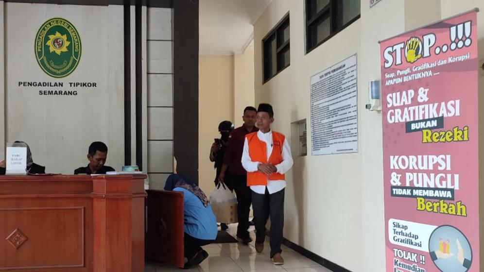 Pejabat Akademi Kepolisian (Akpol) Mardiyono keluar ruangan usai menjalani sidang tuntutan di Pengadilan Tipikor Semarang. (baihaqi/jatengtoday.com)