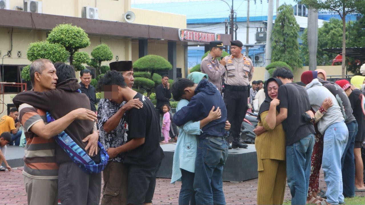 Puluhan remaja yang hendak perang sarung di Tegal diamankan polisi dan dipertemukan dengan orang tuanya. (istimewa)