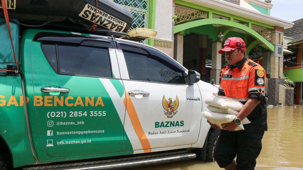 Tim Baznas mendistribusikan bantuan untuk korban banjir di Kota Semarang. (istimewa)
