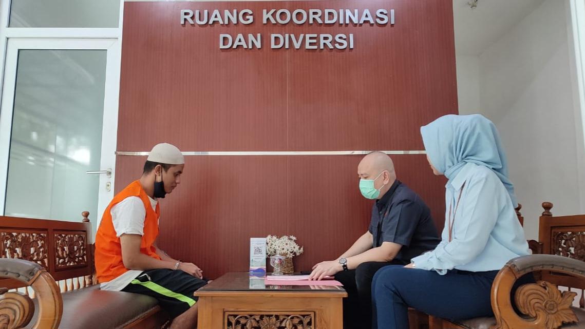 Alif Firmansyah (kiri) sesaat sebelum dibebaskan Kejari Kota Semarang dengan RJ. (istimewa)