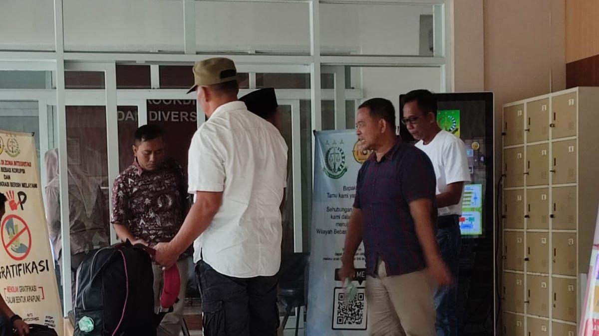 Usai keluar penjara, kades penyuap dosen UIN Walisongo melapor ke Kejari Kota Semarang. (baihaqi/jatengtoday.com)