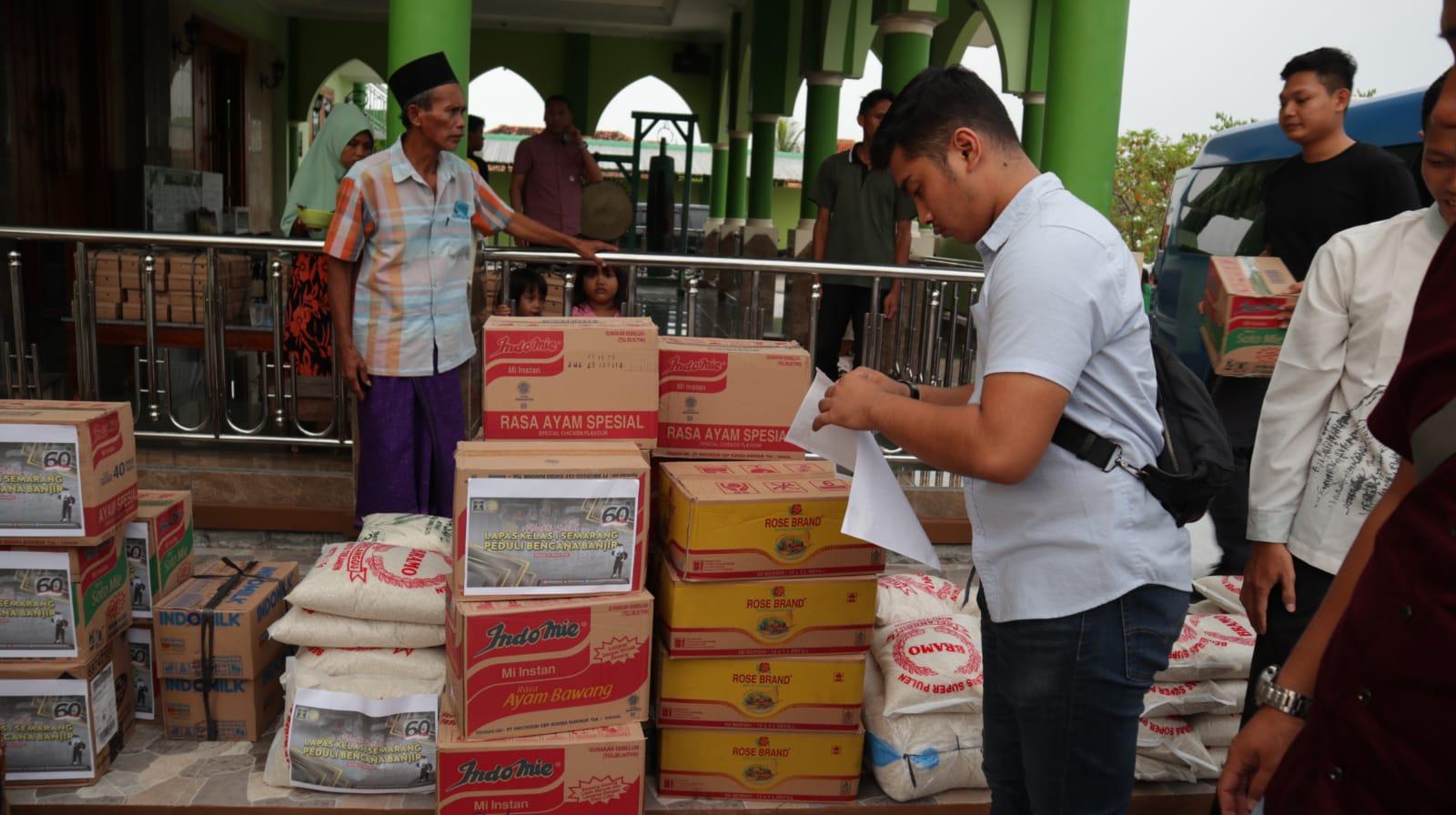 Pihak Lapas Semarang sedang mendistribusikan bantuan korban banjir di Demak. (istimewa)