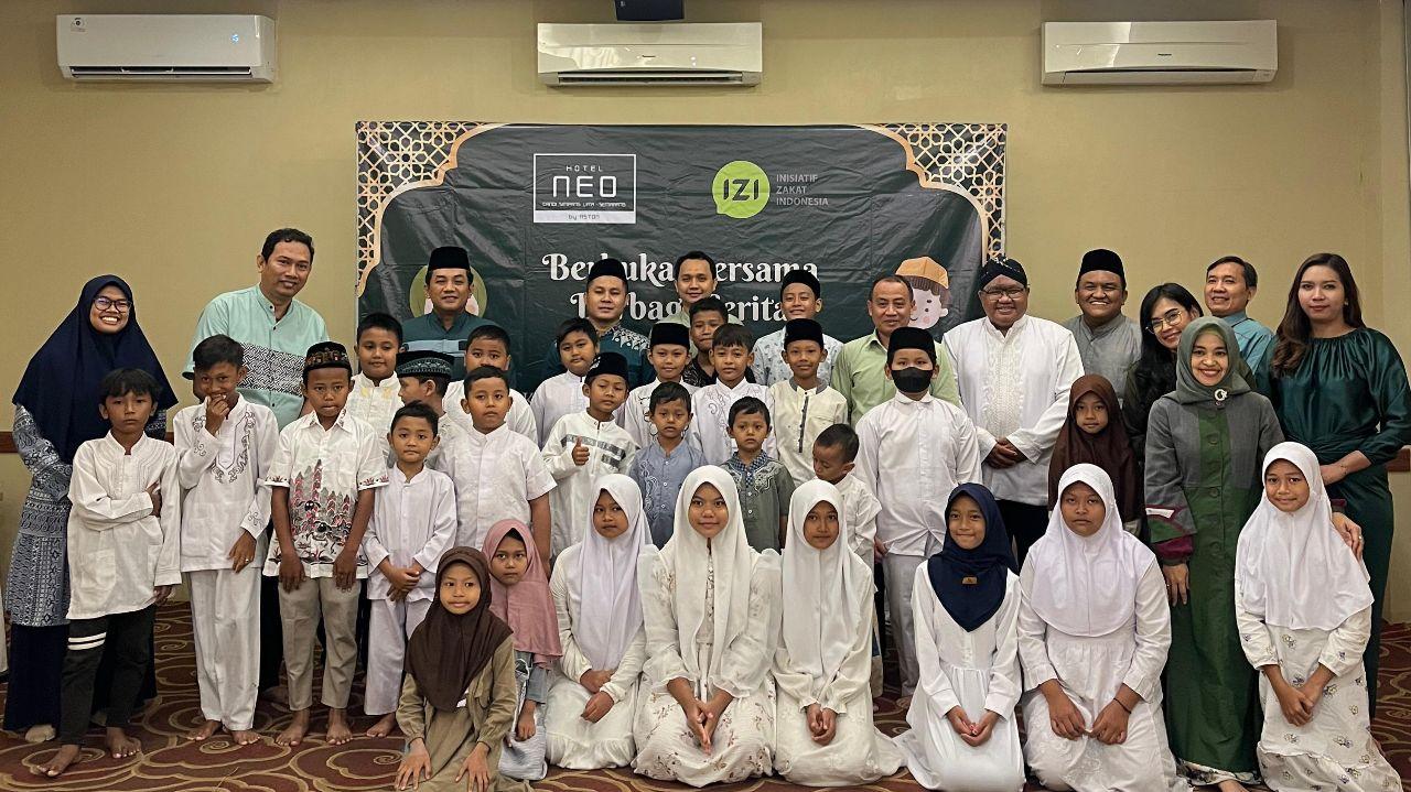 Anak-anak yatim foto bersama usai mengikuti buka bersama di Hotel NEO Candi Simpang Lima Semarang. (istimewa)