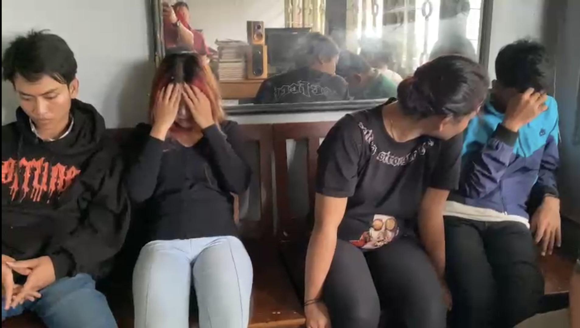 Perempuan berinisal N (kedua kiri) diamankan usai berupaya menyelundupan narkoba di Lapas Semarang. (istimewa)