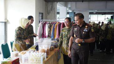 Kepala Kejati Jateng Dr. I Made Suarnawan meninjau Bazar Ramadan di kantornya. (istimewa)