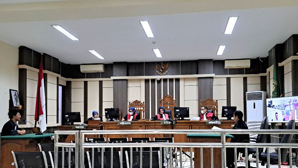 Majelis hakim Pengadilan Tipikor Semarang menyidangkan kasus korupsi dengan terdakwa Kepala Desa Gebang, Kabupaten Kendal, Nur Kholis. (baihaqi/jatengtoday.com)