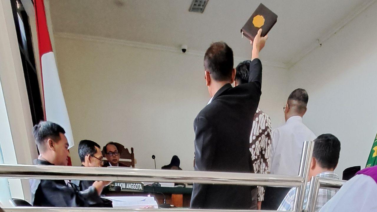 Hakim sedang mengambil sumpah ahli dalam sidang korupsi Taman Kyai Langgeng (TKL) Magelang. (baihaqi/jatengtoday.com)