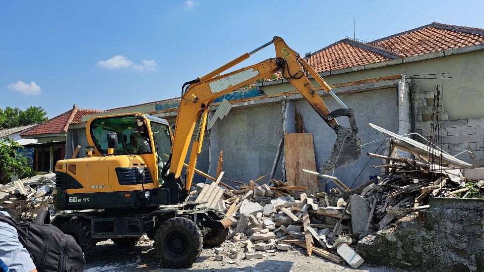 Petugas Satpol PP membongkar kios di Bambankerep dengan alat berat. (baihaqi/jatengtoday.com)