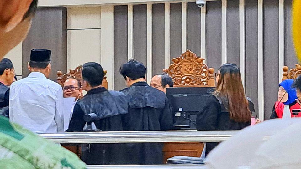 Dirut Taman Kyai Langgeng (TKL) Ecopark, Edy Susanto Purnomo (mengenakan peci) sedang menjalani sidang pemeriksaan terdakwa di Pengadilan Tipikor Semarang. (baihaqi/jatengtoday.com)