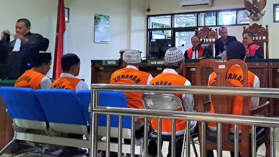 Lima terdakwa penyelundup anjing ke Jateng menjalani sidang di PN Semarang. (baihaqi/jatengtoday.com)