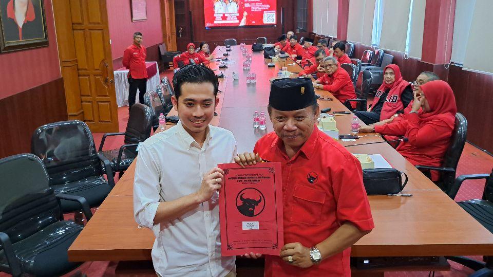 Jadug Trimulyo Ainul Amri (kiri) mengembalikan berkas penjaringan Pilkada Jepara di kantor DPD PDIP Jawa Tengah. (baihaqi/jatengtoday.com)