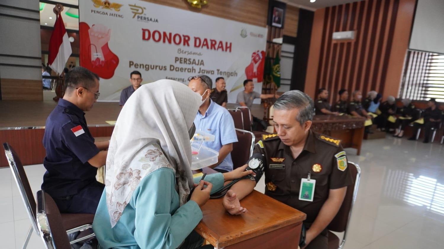 Pejabat Kejati Jateng mendonorkan darahnya dalam rangka memperingati HUT Persaja Ke-73. (istimewa)