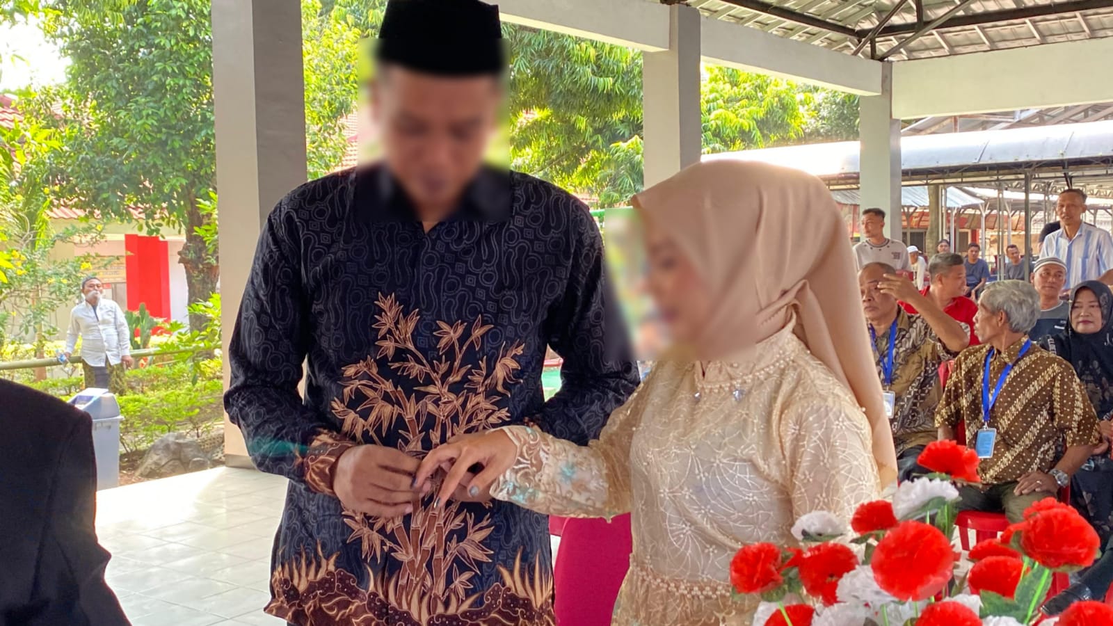 Warga binaan berinisial WR melangsungkan pernikahan di dalam Lapas Semarang. (istimewa)