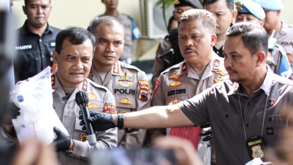 Kapolda Jateng Irjen Pol Drs. Ahmad Luthfi (kiri) menunjukkan barang bukti narkotika jaringan Jawa-Aceh. (istimewa)