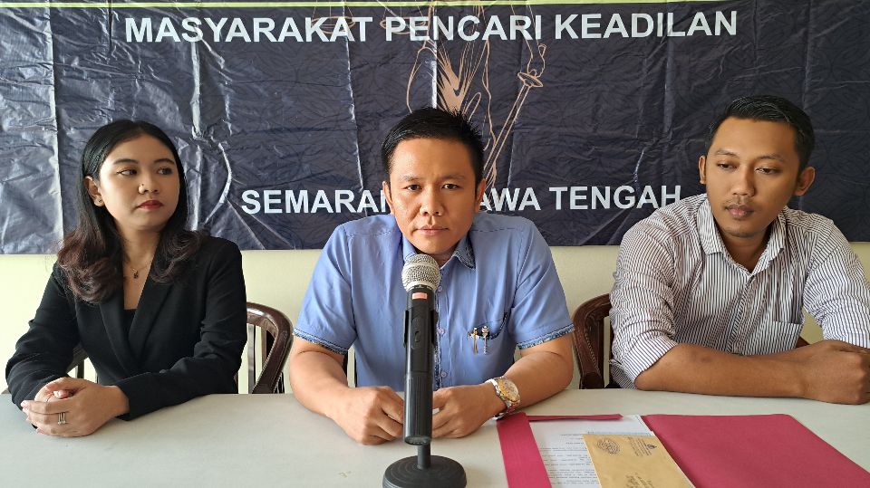 Kuasa hukum Nadira dari Law Firm D.E.A & Co menjelaskan kronologi pelaporan dugaan fitnah bos klinik kecantikan. (baihaqi/jatengtoday.com)