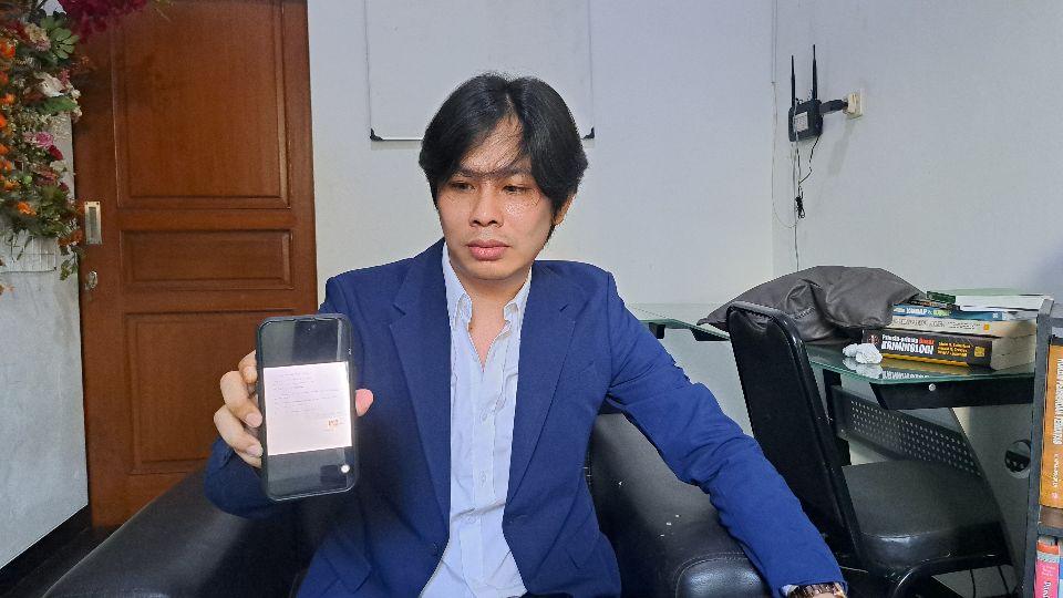 Agra Iskandar selaku kuasa hukum owner klinik kecantikan menunjukkan foto dokumen yang memperkuat bantahan kliennya. (baihaqi/jatengtoday.com)