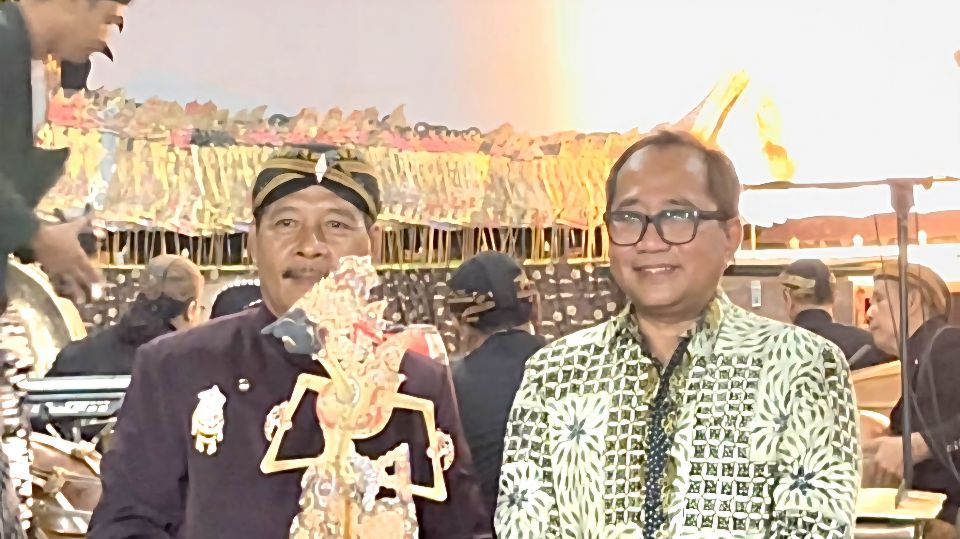 Sekda Kota Semarang Iswar Aminuddin (kanan) menghadiri pagelaran wayang kulit di Manyaran. (istimewa)