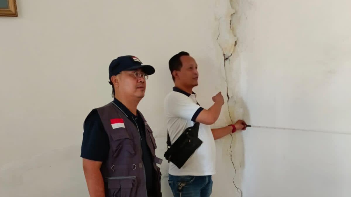 Kuasa hukum Hendra Widjaja, Karman Sastro menunjukkan bagian rumah yang rusak. (istimewa)