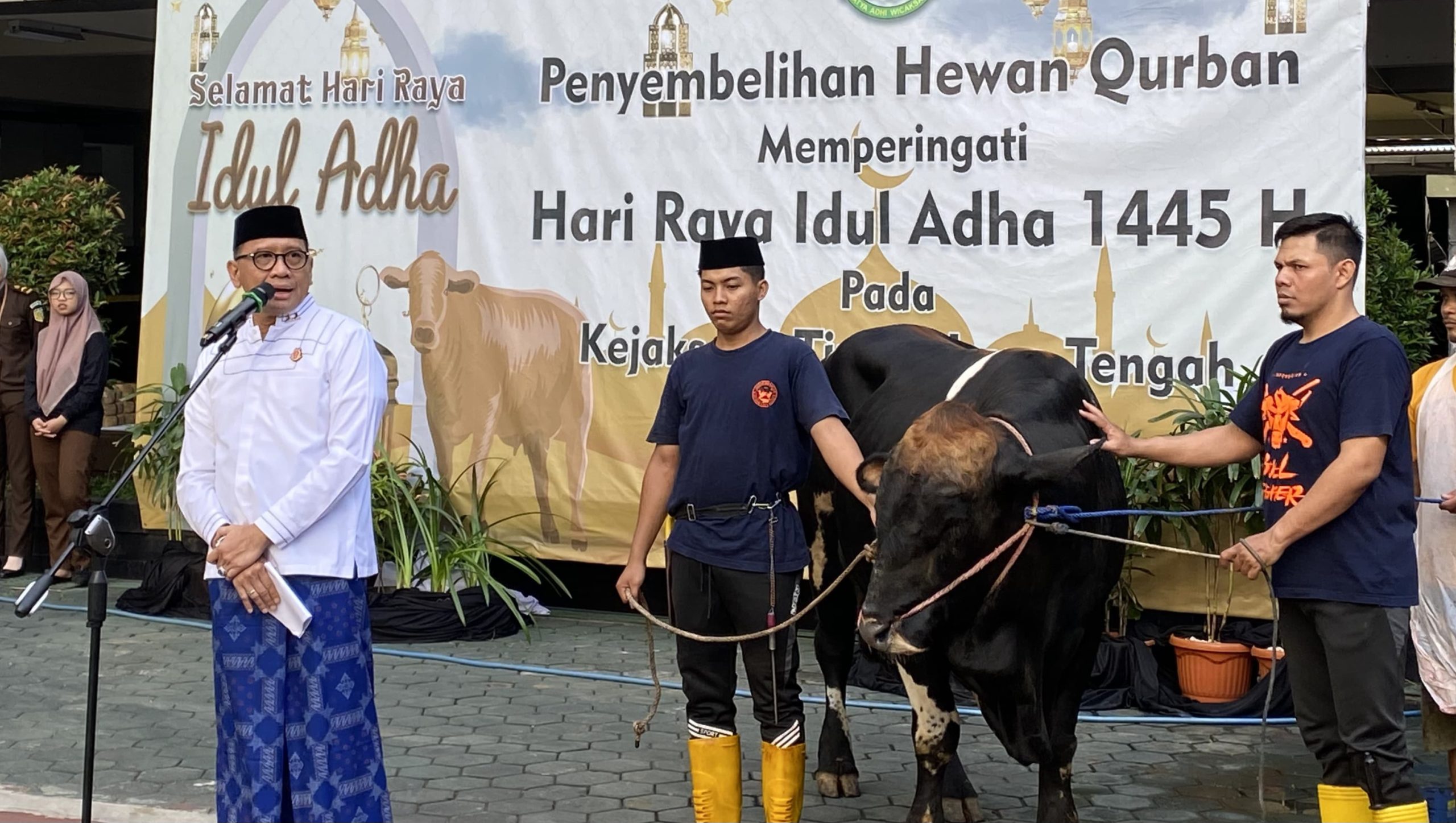 Kepala Kejati Jateng Ponco Hartanto (baju putih) saat seremonial penyembelihan hewan kurban. (istimewa)