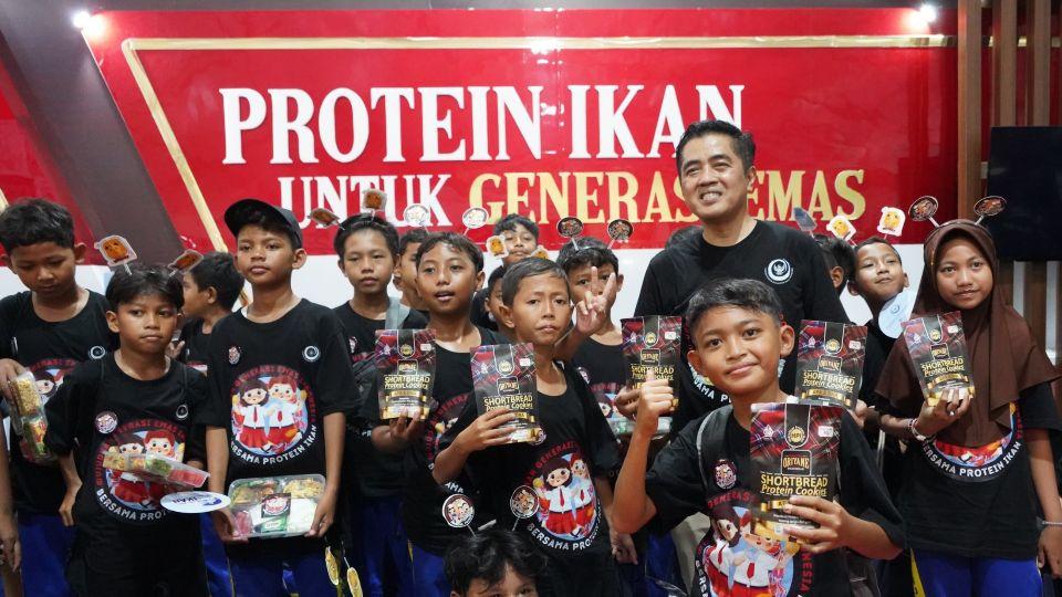 Dirjen Penguatan Daya Saing Produk Kelautan dan Perikanan, KKP, Dr Budi Sulistiyo foto bersama anak-anak dalam acara Harganas di Semarang. (istimewa)