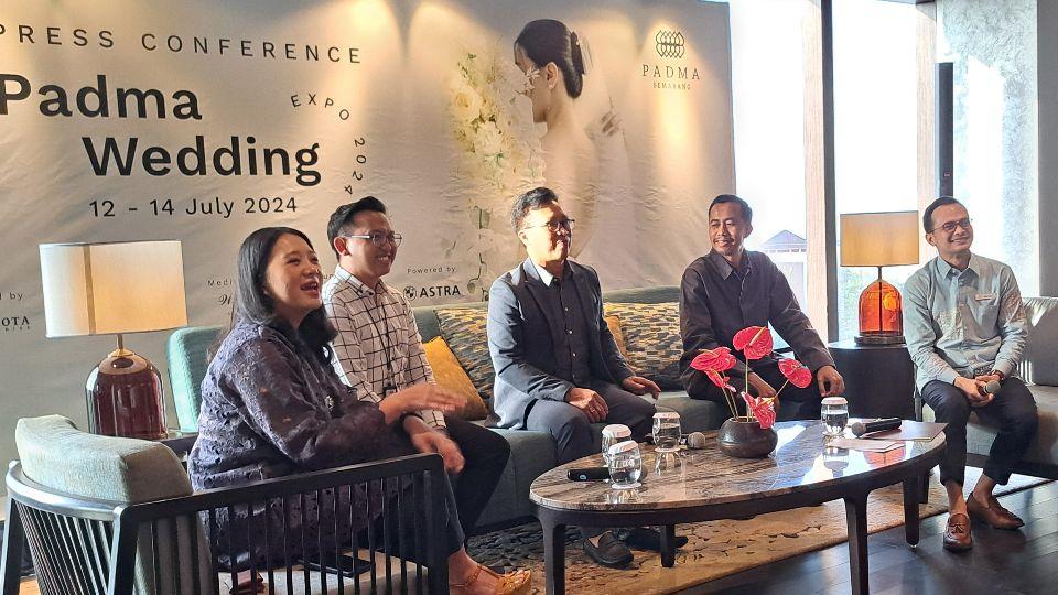 Penyelenggara Padma Wedding Expo 2024 menjelaskan rangkaian acara pameran. (baihaqi/jatengtoday.com)