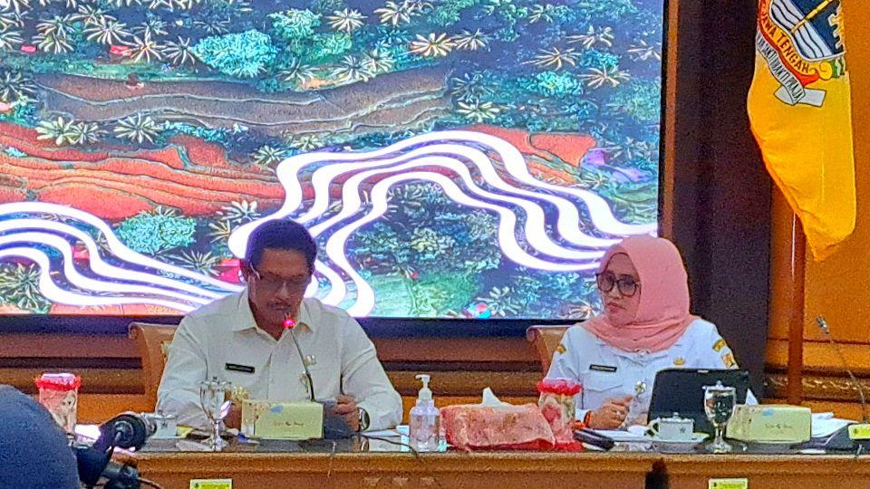 Pj Gubernur Jateng dan Kepala Disdikbud Jateng mengumumkan hasil investigasi piagam palsu. (baihaqi/jatengtoday.com)