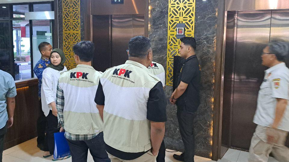 Orang berompi KPK menggeledah sejumlah ruang di Balai Kota Semarang. (baihaqi/jatengtoday.com)