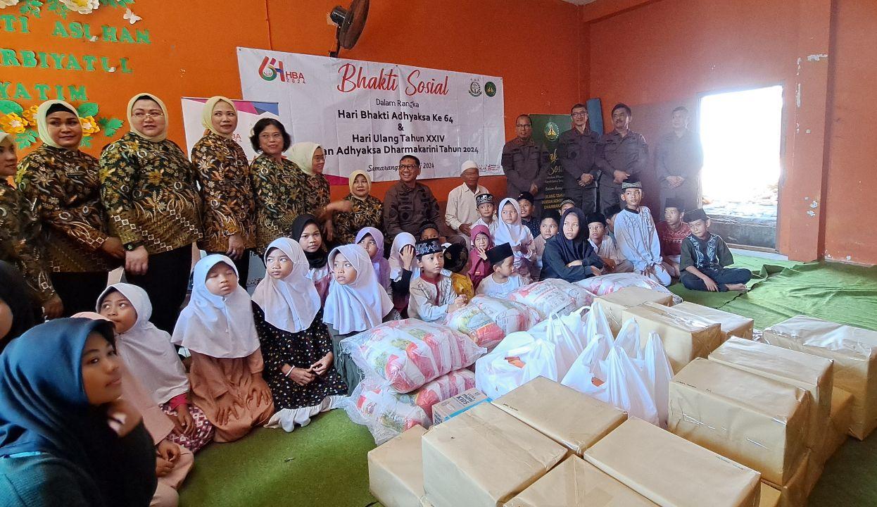 Anak-anak foto bersama pejabat Kejati Jateng. (baihaqi/jatengtoday.com)