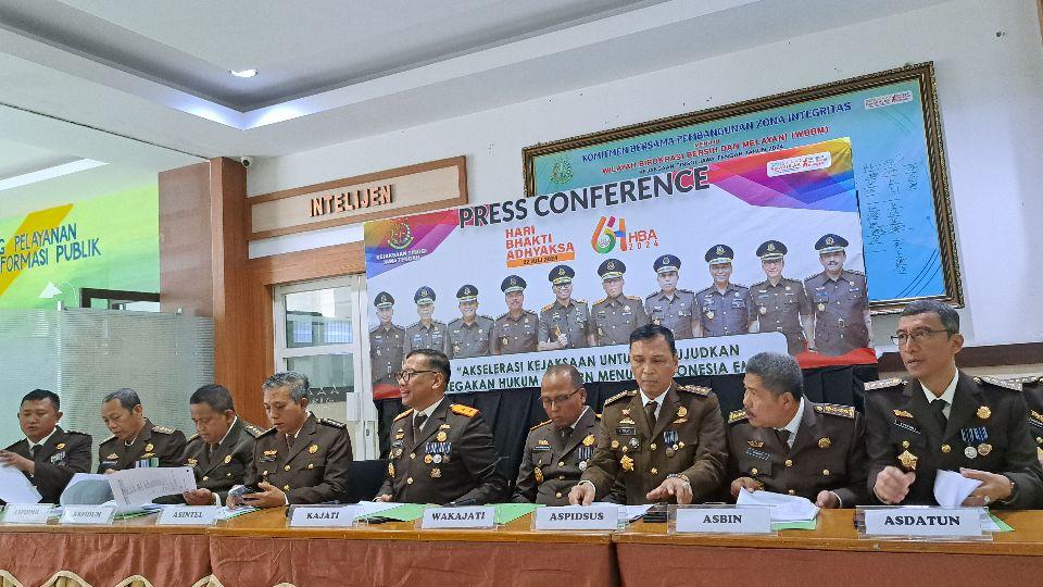 Jajaran pejabat Kejati Jateng merilis hasil kinerja dalam setelngah tahun terakhir. (baihaqi/jatengtoday.com)