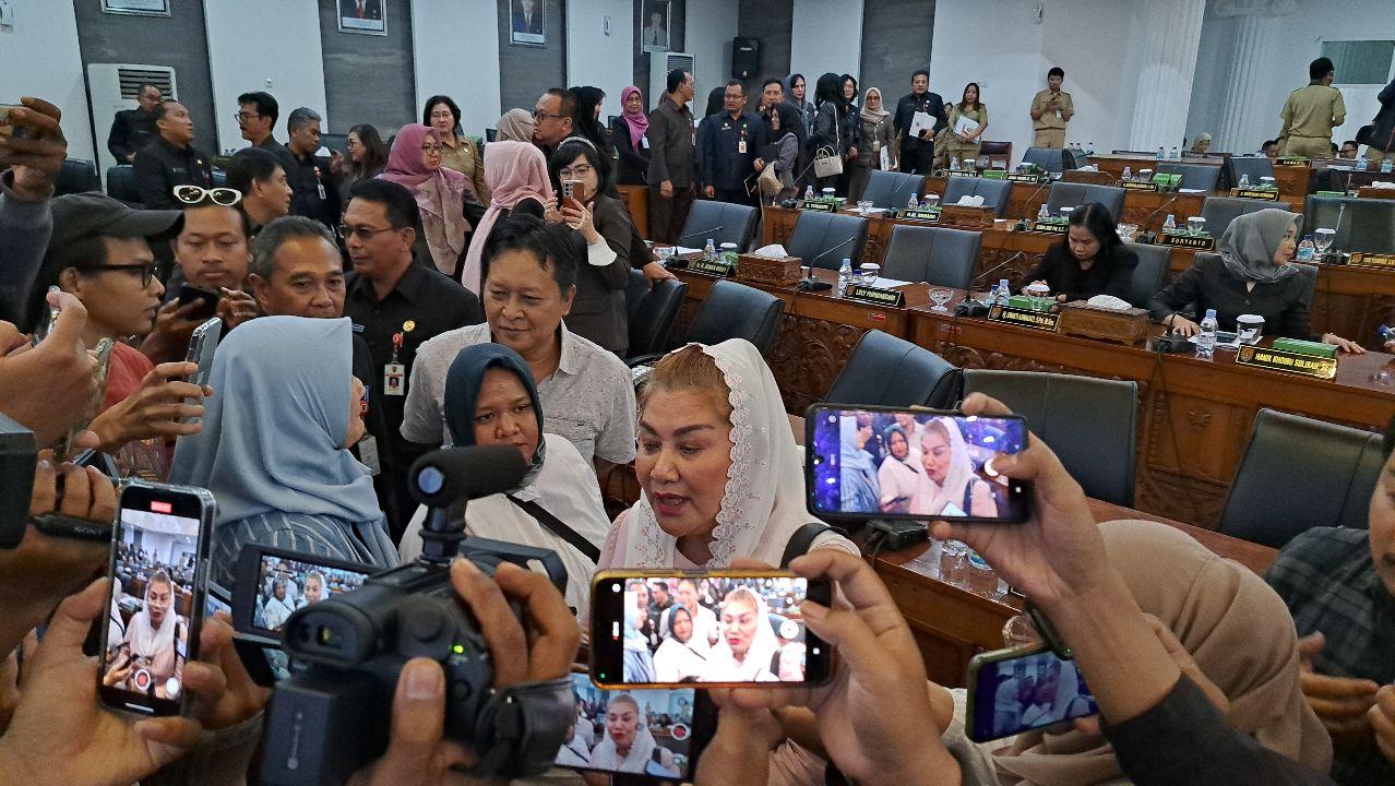 Wali Kota Semarang menanggapi pertanyaan wartawan usai menghadiri rapat paripurna. (baihaqi/jatengtoday.com)