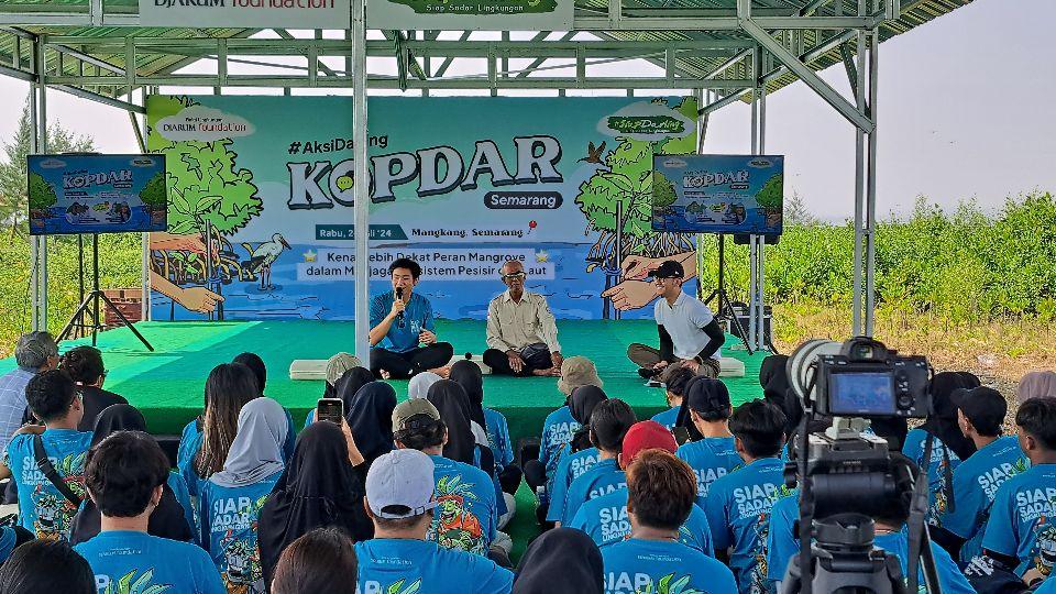 Sururi (baju cokelat berkacamata depan) sedang berbagi ilmu mangrove dalam lokakarya yang digelar BLDF. (baihaqi/jatengtoday.com)