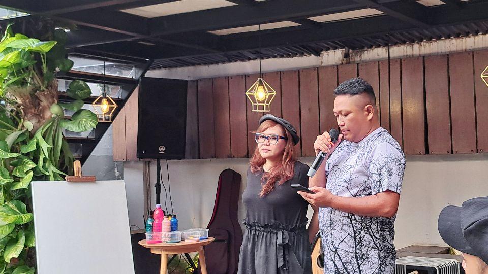 Pelukis Fiya Ardia dan kurator M. Salafi Handoyo sedang sambutan dalam pameran di Semarang. (baihaqi/jatengtoday.com)