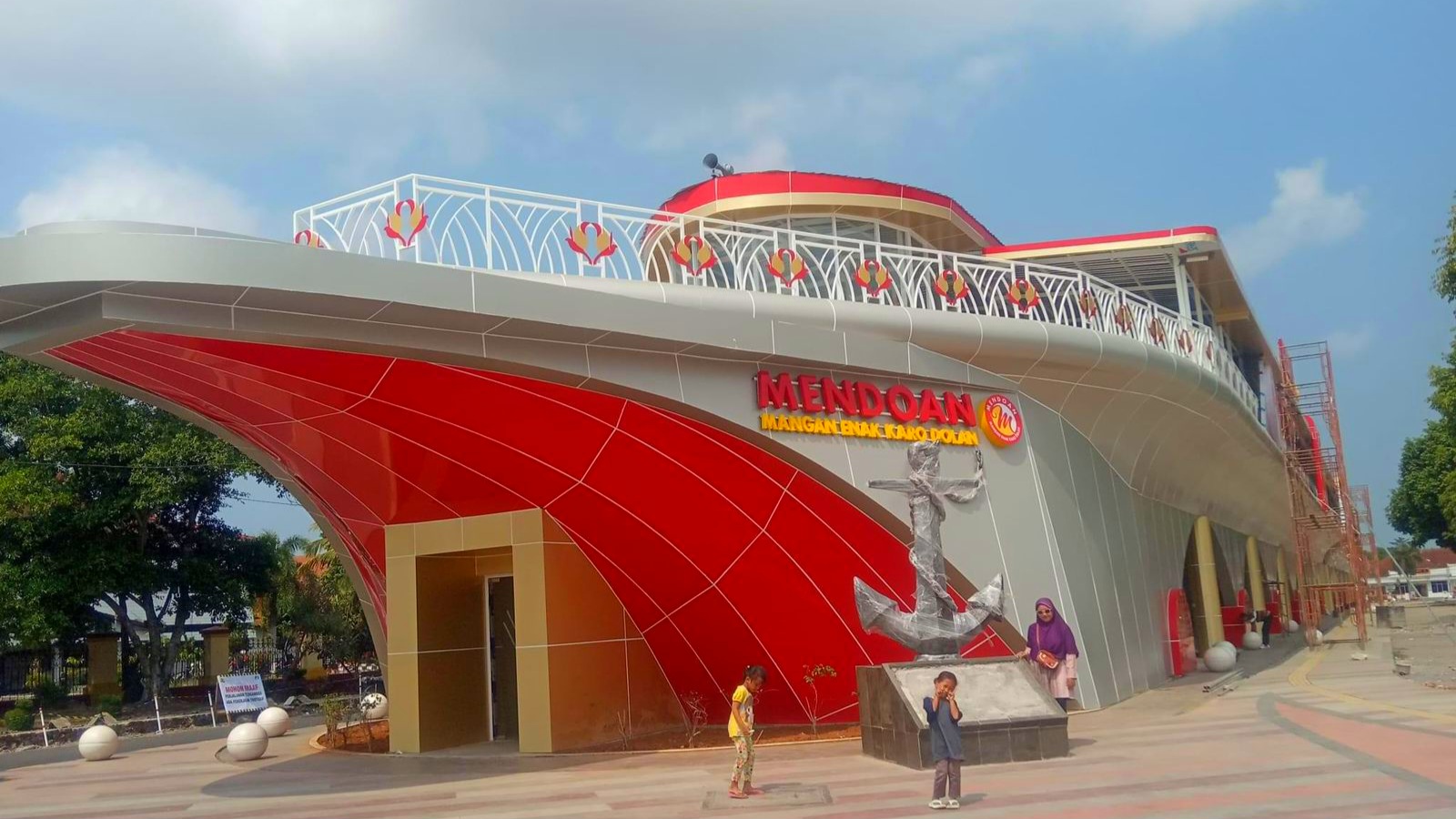 Kapal Mendoan, bangunan pusat kuliner berbentuk kapal raksasa di kawasan Alun-Alun Kebumen. (istimewa)