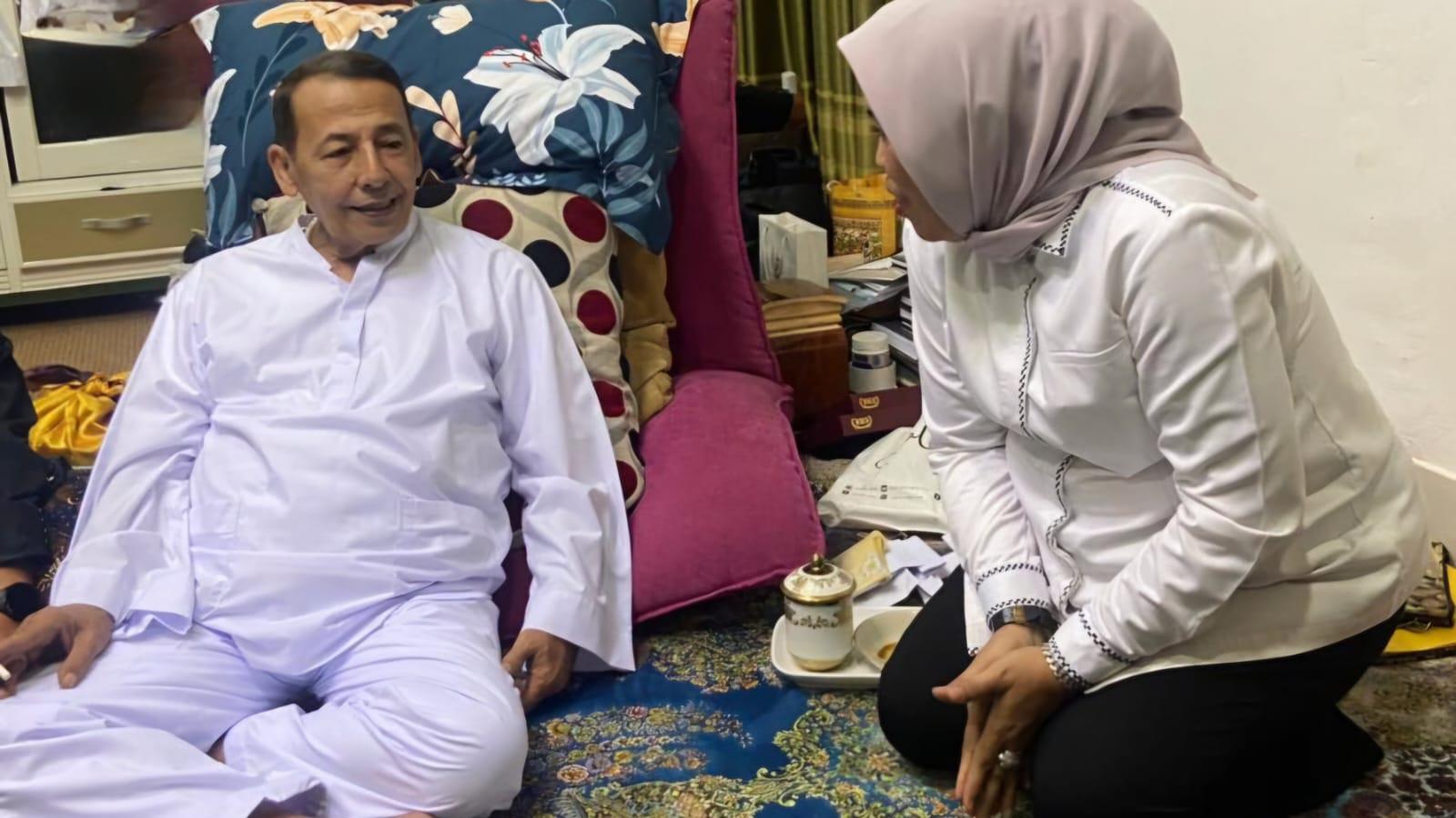 Eko Suwarni (kanan) sedang meminta restu Habib Luthfi untuk bertarung di Pilgub Jateng. (istimewa)