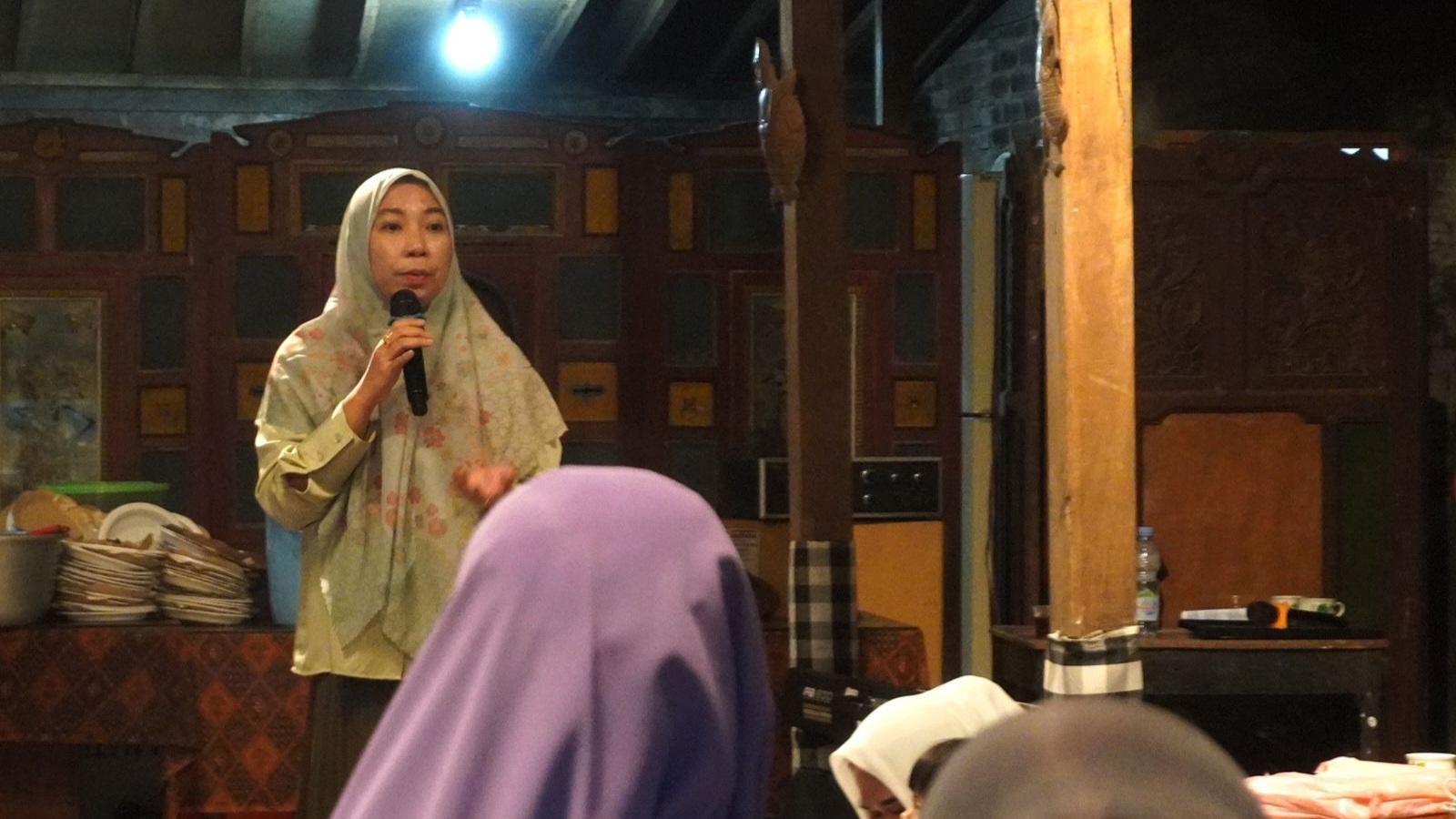 Mbak Dina mengajak kaum perempuan lebih berdaya demi meningkatkan kesejahteraan keluarga. (istimewa)