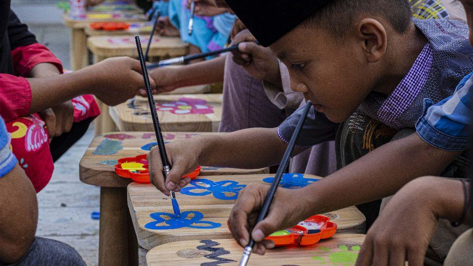 Madrasah Tarbiyatul Islamiyah, Kabupaten Blora sedang melukis kursi karakter. (istimewa)