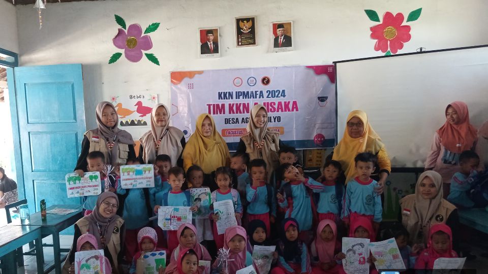 Mahsiswa IPMAFA sedang mengampanyekan lingkungan sehat kepada anak-anak. (istimewa)