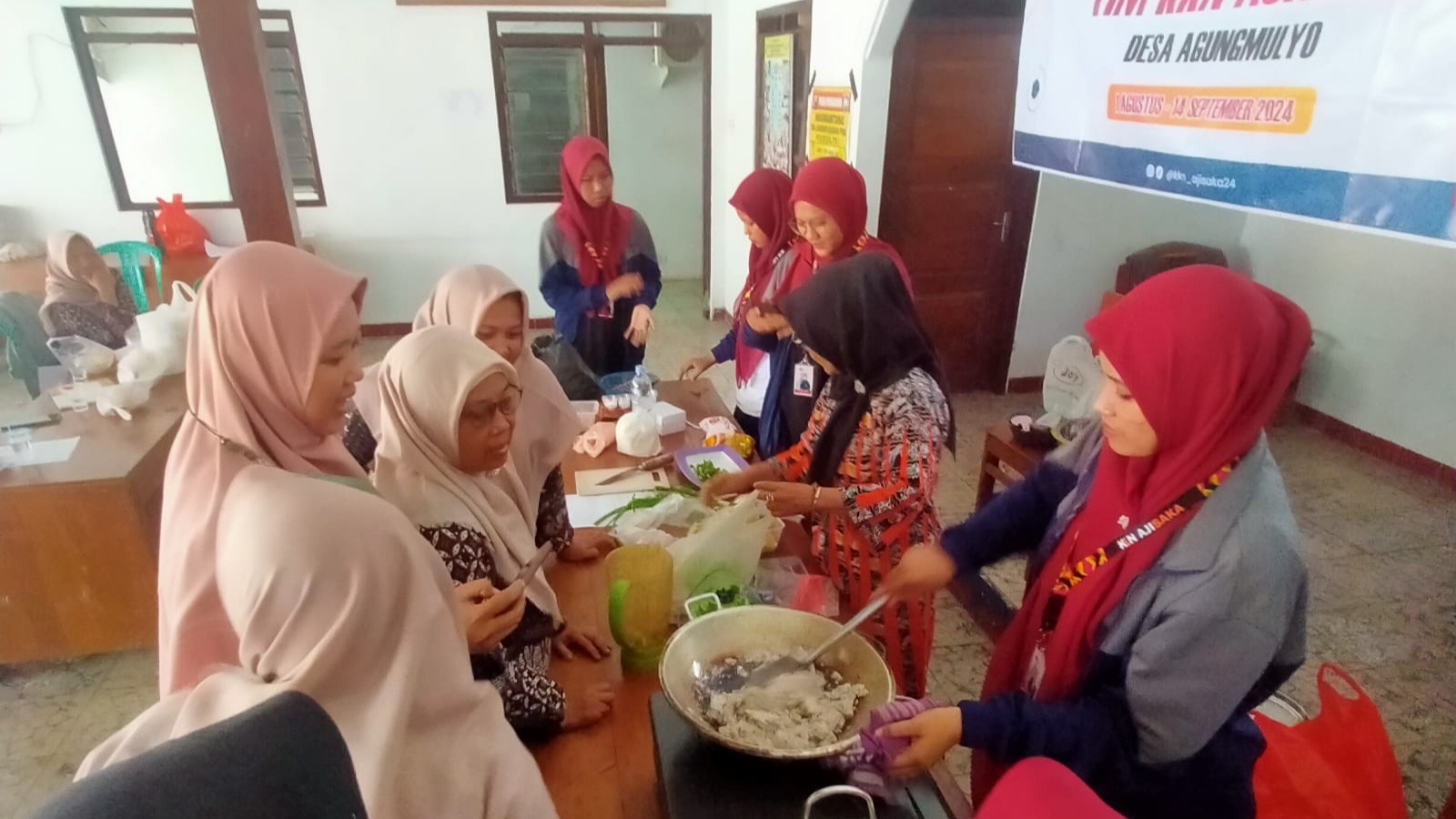 Tim KKN Ajisaka IPMAFA (sisi kanan) sedang mengajari pembuatan nuget dan dimsum dari bandeng. (istimewa)