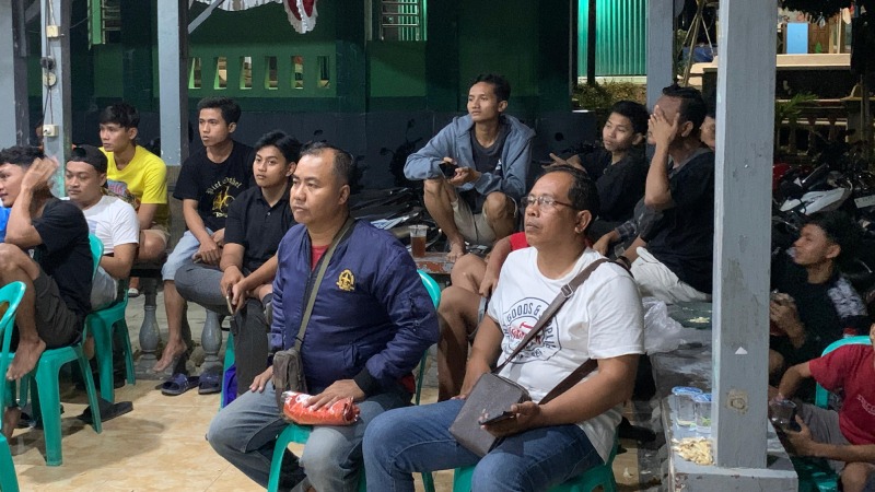 Rubiyanto, Kepala Desa Sulang sedang menonton Turnamen Mobile Legends di HUT RI ke-79.