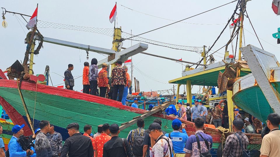 Para duta besar negara-negara Uni Eropa berada di atas kapal meninjau aktivitas para awak kapal di Pelabuhan Tegalsari, Tegal. (baihaqi/jatengtoday.com)