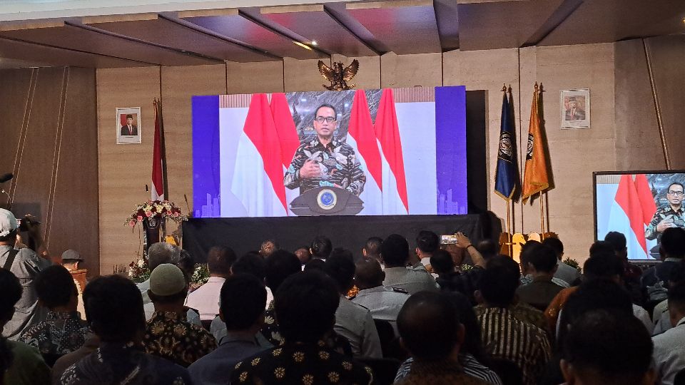 Menhub Budi Karya Sumadi secara virtual menjadi keynote speaker pada Seminar Nasional “Tinjauan Aspek Kebijakan Publik dalam Penyelenggaraan Sistem Transportasi Perkotaan Berbasis Angkutan Umum Massal” di FISIP Universitas Diponegoro. (baihaqi/jatengtoday.com)