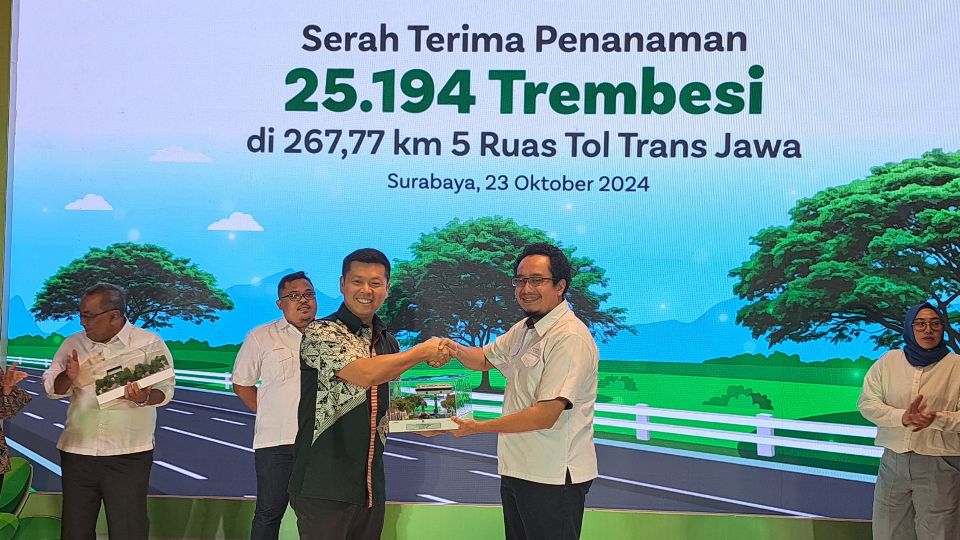 Direktur Program BLDF, Jemmy Chayadi (kiri) menyerahkan maket saat seremonial serah terima hasil penanaman pohon trembesi kepada pihak pengelola tol Pemalang-Batang. (baihaqi/jatengtoday.com)