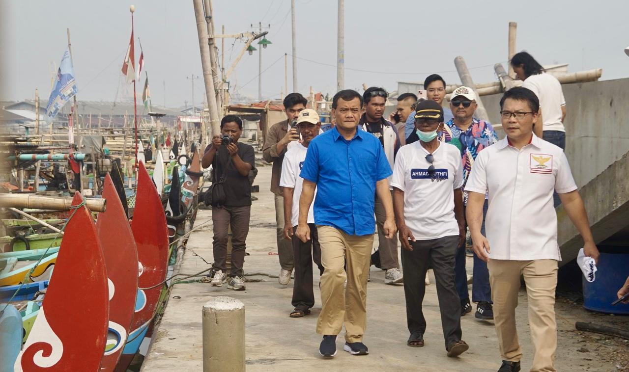Cagub Ahmad Luthfi (baju biru) didampingi Ketua GN 08 Agus S Winarto (depan) usai meninjau hasil pembangunan jamban gratis di Semarang. (istimewa)