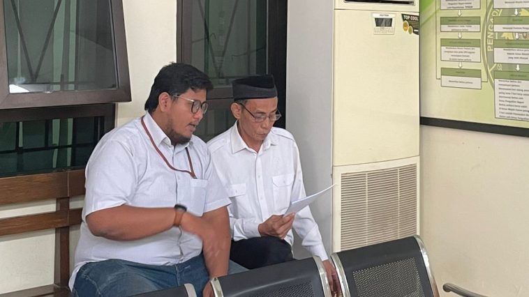 Terdakwa korupsi tukar guling tanah bengkok Desa Botomulyo Kendal, Abdul Rokhim (kanan) bersama penasihat hukumnya sedang mempersiapkan berkas eksepsi yang dibacakan di Pengadilan Tipikor Semarang. (istimewa)