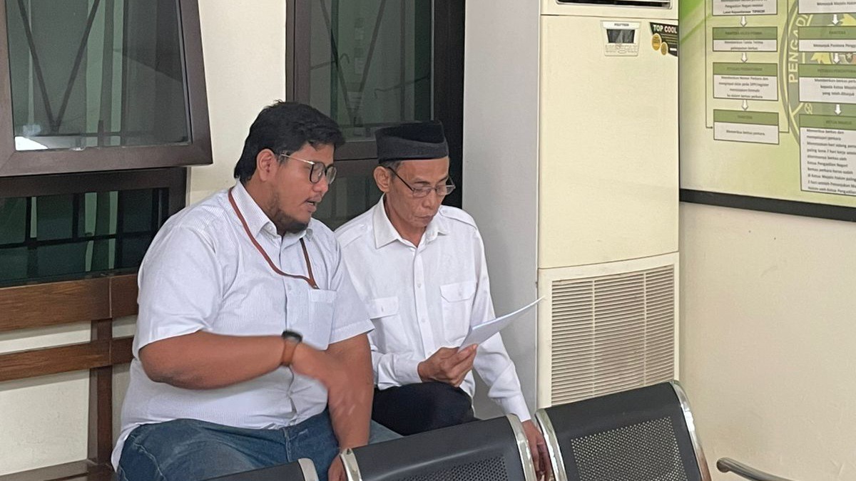 Terdakwa korupsi tukar guling tanah bengkok Desa Botomulyo Kendal, Abdul Rokhim (kanan) bersama penasihat hukumnya sedang mempersiapkan berkas eksepsi yang dibacakan di Pengadilan Tipikor Semarang. (istimewa)