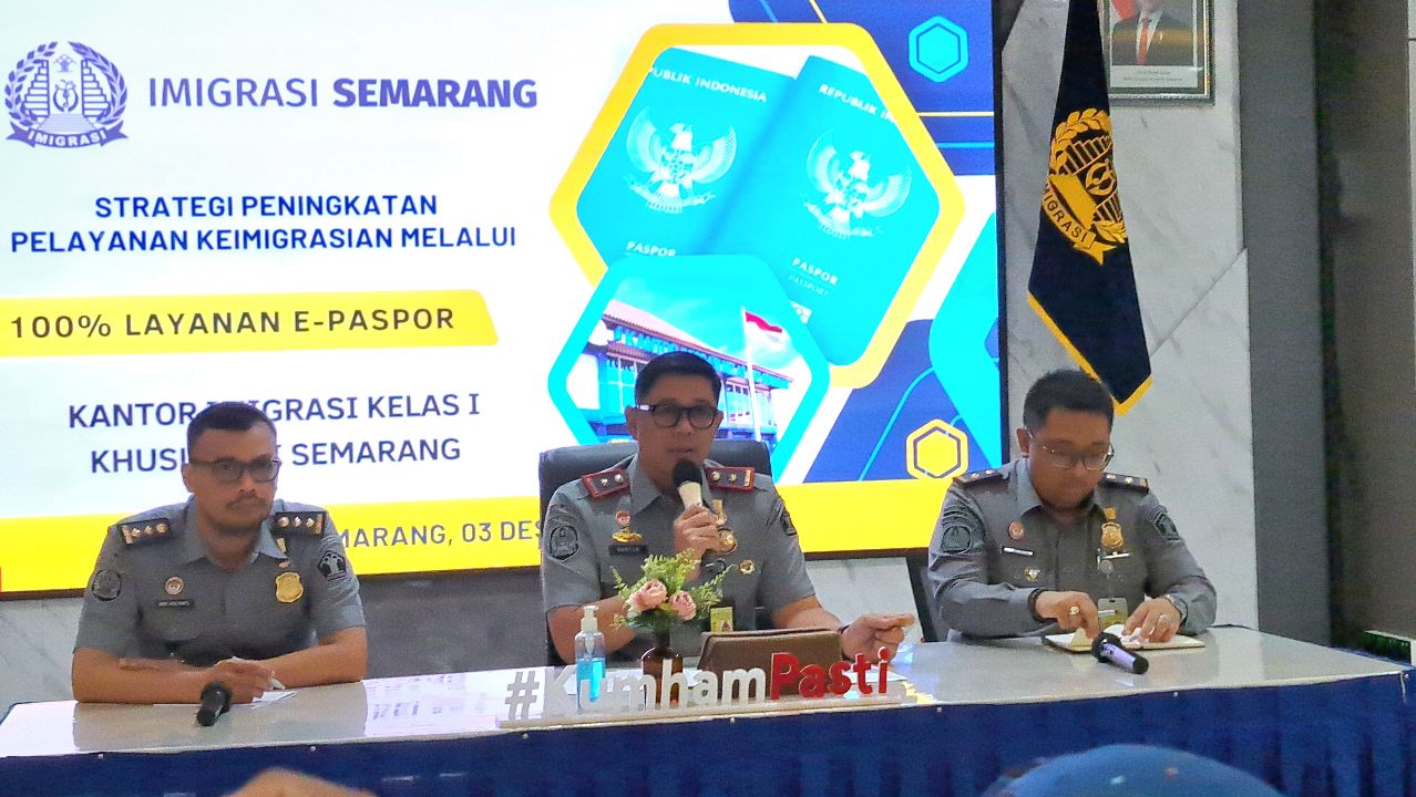Kepala Kanim Semarang Guntur Sahat Hamonangan (tengah) menjelaskan soal paspor pada Selasa (3/12/2024). (baihaqi/jatengtoday.com)