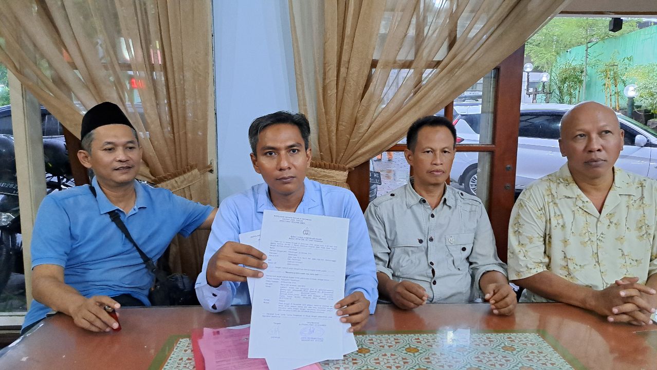 Sunardi (kedua kiri) bersama tokoh masyarakat (pelontos) mendampingi kliennya Purwanto dan Zafarun mengadukan oknum anghota DPR RI. (baihaqi/jatengtoday.com)