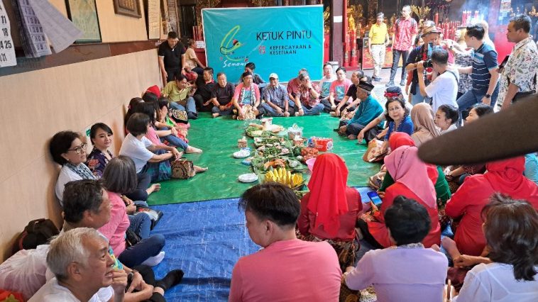 Prosesi doa bersama dalam tradisi Ketuk Pintu di Kelenteng Tay Kak Sie, Pecinan Semarang. (baihaqi/jatengtoday.com)