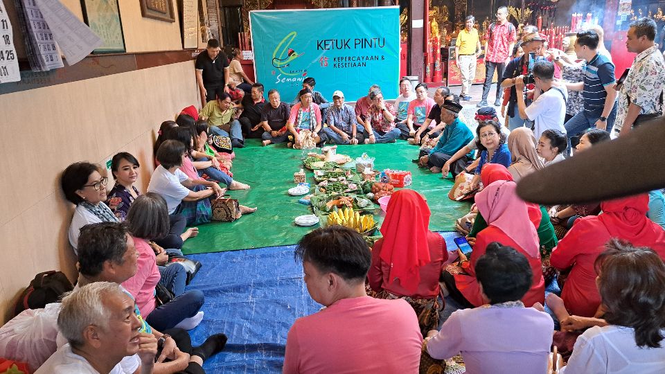 Prosesi doa bersama dalam tradisi Ketuk Pintu di Kelenteng Tay Kak Sie, Pecinan Semarang. (baihaqi/jatengtoday.com)